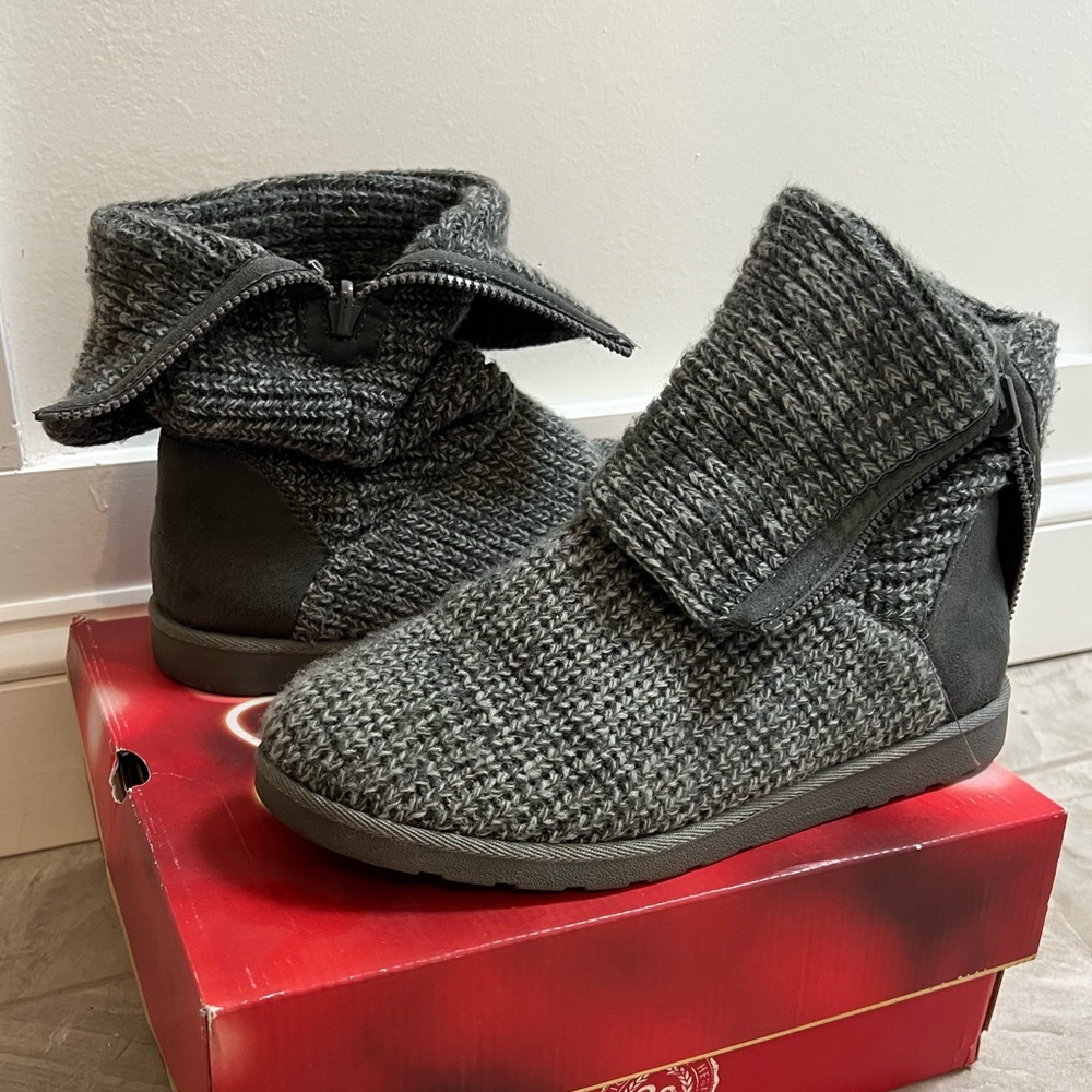 Woman’s Gray Sweater Boot (UGG STYLE) SO Brand size 10 -EUC with box